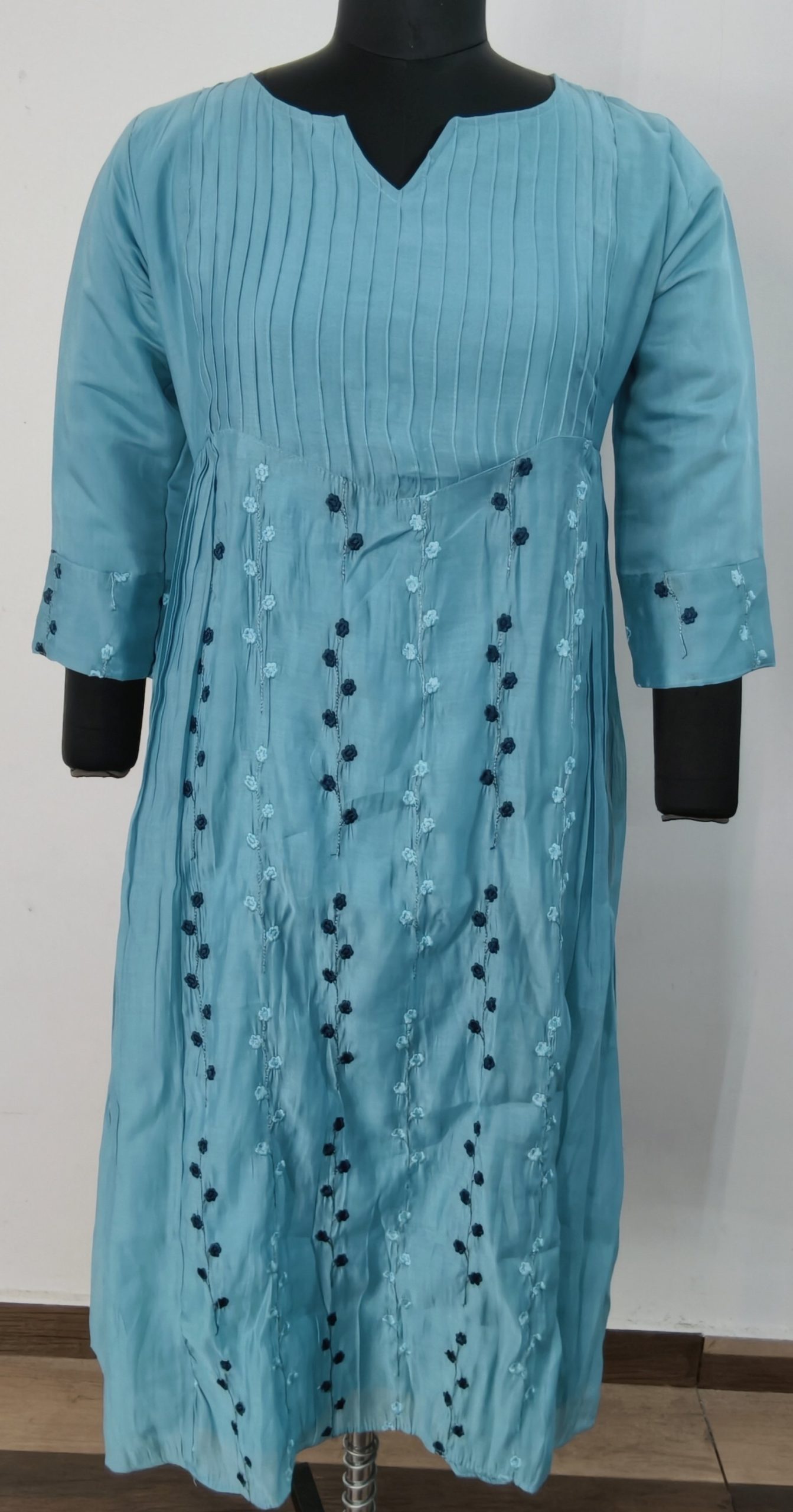 Cyan Blue Mul-Chanderi A-Line Kurta with Floral Thread Embroidery - Image 4